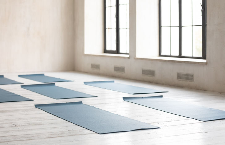 ヨガスタジオに並べられたヨガマット