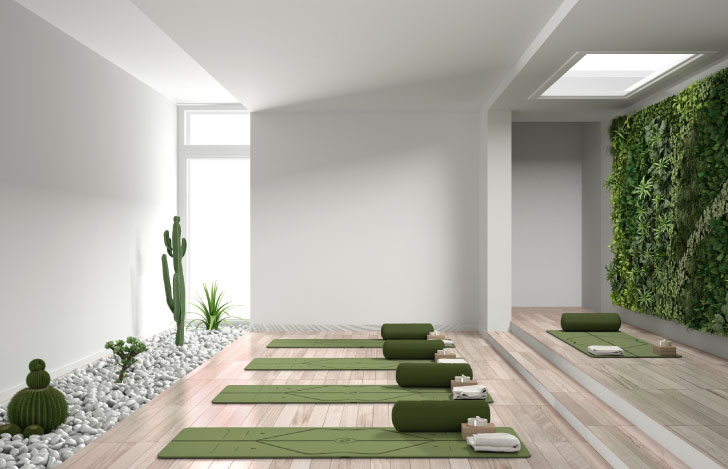 自然との調和を図ってデザインされた白基調のヨガスタジオ