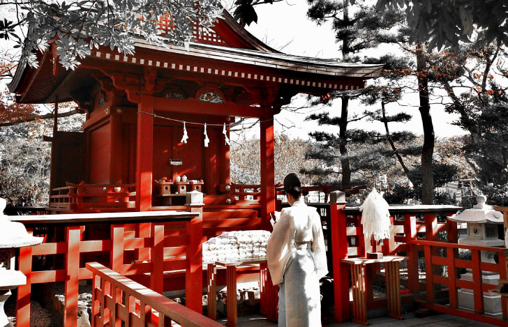 赤い人車の前に立つ神主の後ろ姿