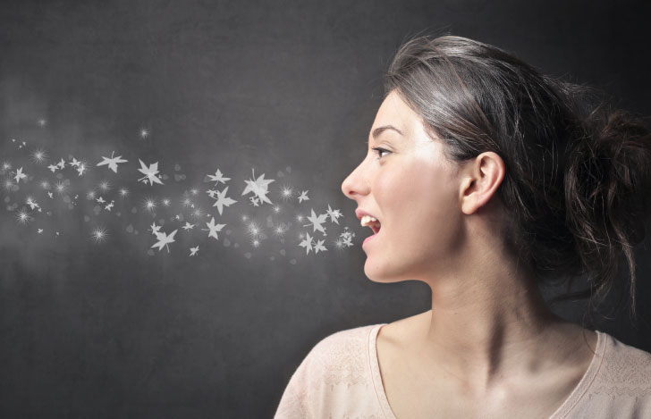 口から言葉を発する女性の横顔