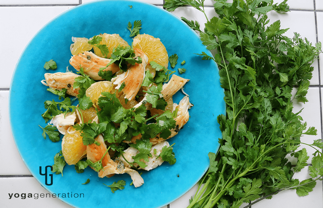 青みがかったターコイズの器に盛り付けた夏みかんとハーブチキンのサラダ