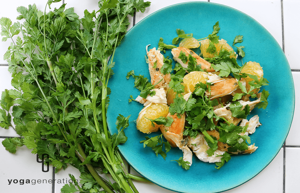 黄みがかったターコイズの器に盛り付けた夏みかんとハーブチキンのサラダ