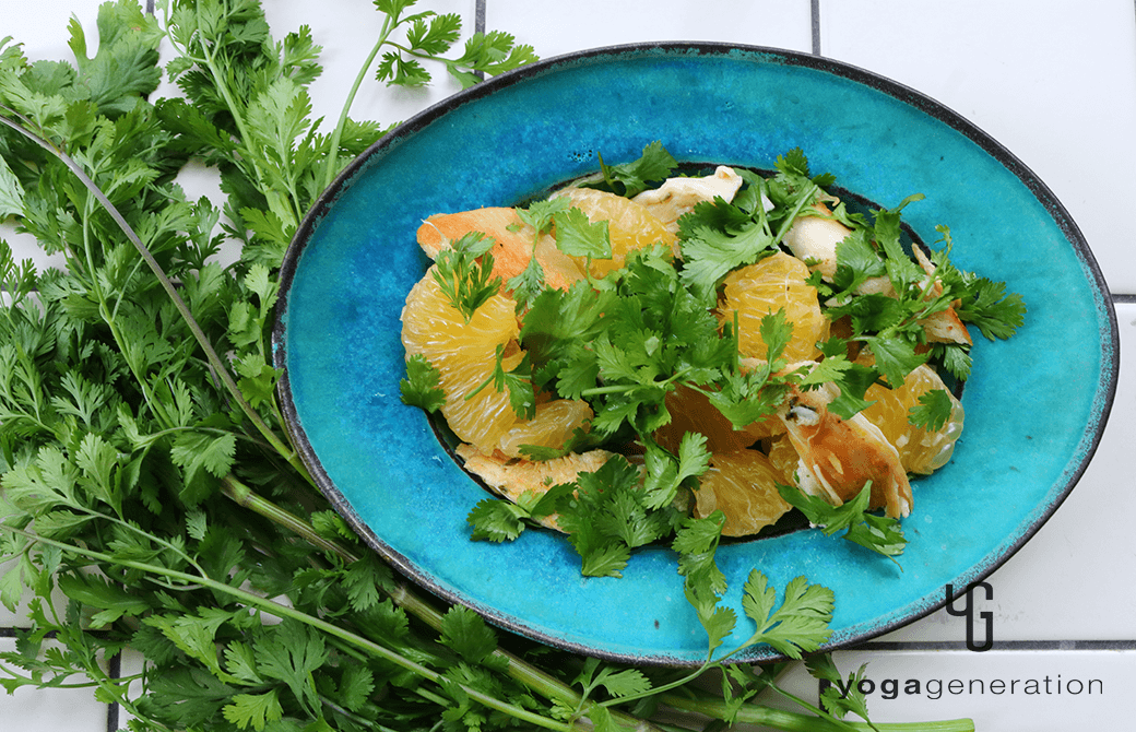 横長のターコイズの器に盛り付けた夏みかんとハーブチキンのサラダ