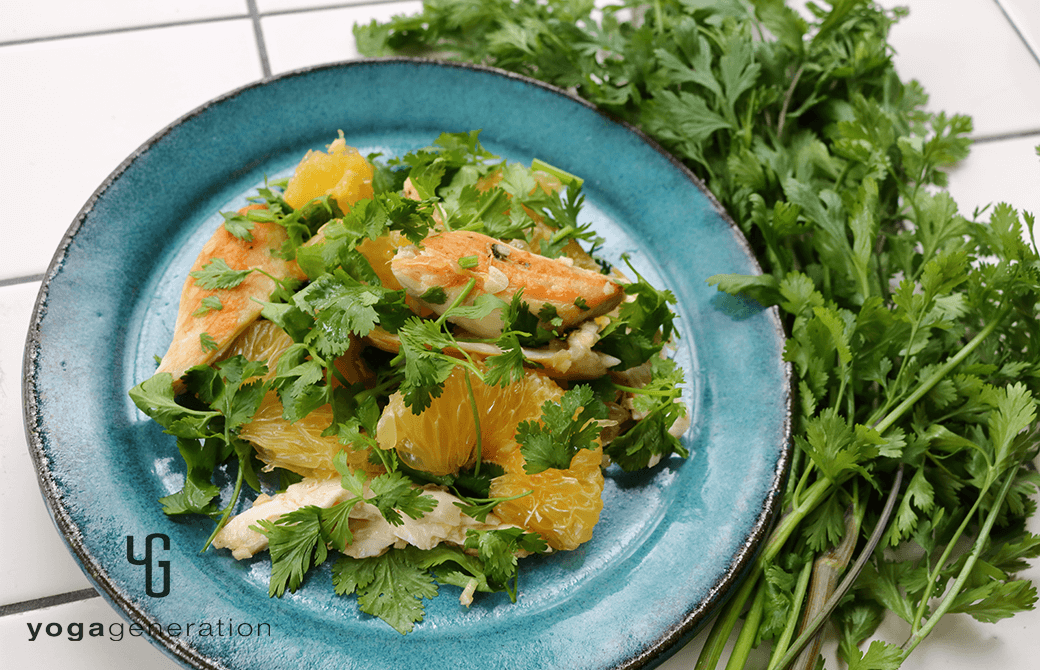暗めのターコイズの器に盛り付けた夏みかんとハーブチキンのサラダ