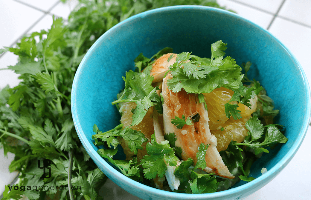 白っぽいのターコイズの器に盛り付けた夏みかんとハーブチキンのサラダ