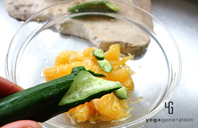 夏みかんにきゅうりを割り入れる