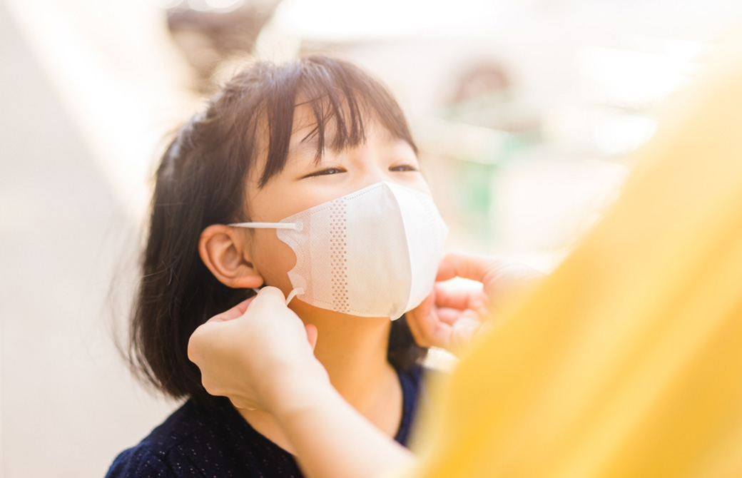 子どものマスクを直す