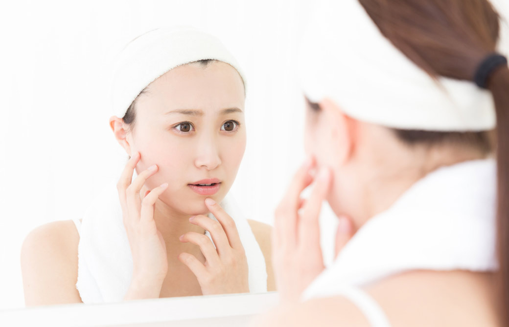 鏡を見る若い女性