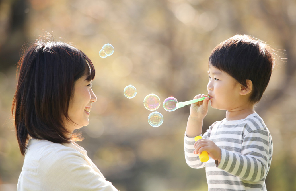 親子でシャボン玉