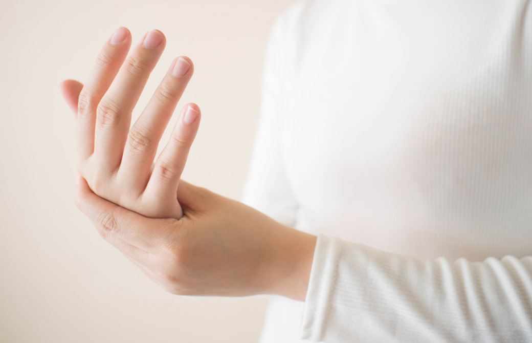 手の指が痛む人