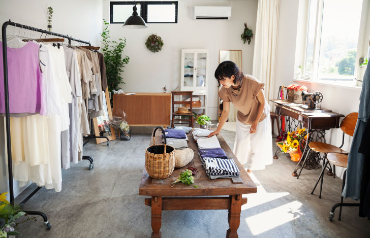 洋服や雑貨を扱うショップと女性店員