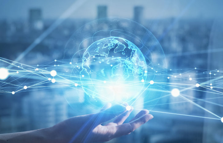 都会の背景にした人の手と地球のダブルイメージ