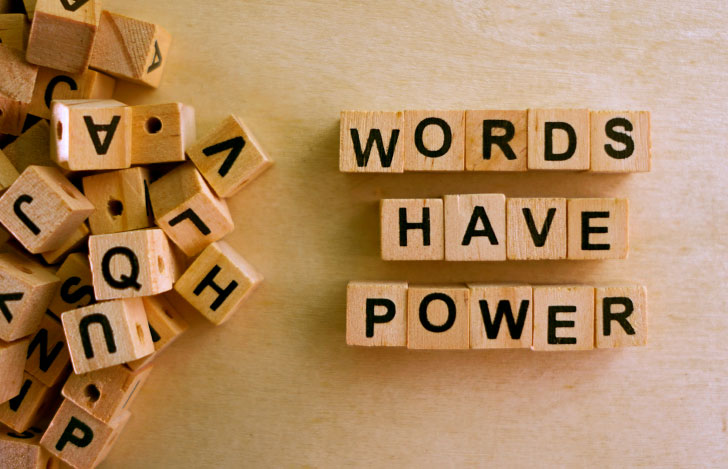 アルファベットの小さな積み木で作られたWORDS HAVE POWERのメッセージ