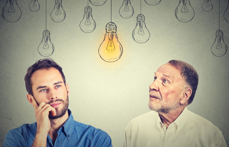 電球の絵と年老いた男性と30代ぐらいの男性