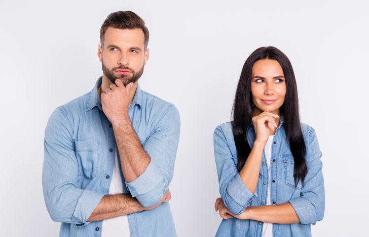 顎に手をあてて目線を逸らして考え事をする男女