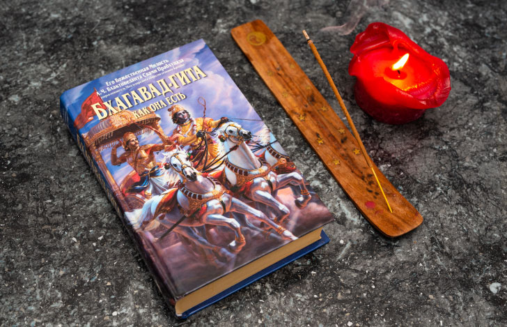 バガヴァッド・ギーターとお香とキャンドル