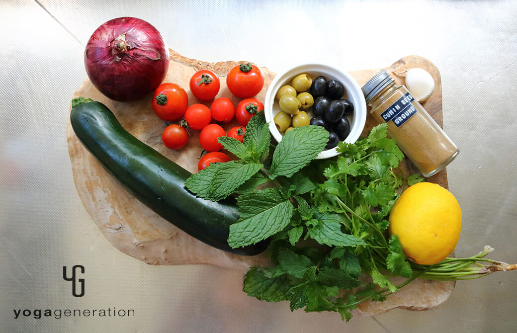 材料のズッキーニやトマト、紫玉ねぎなど