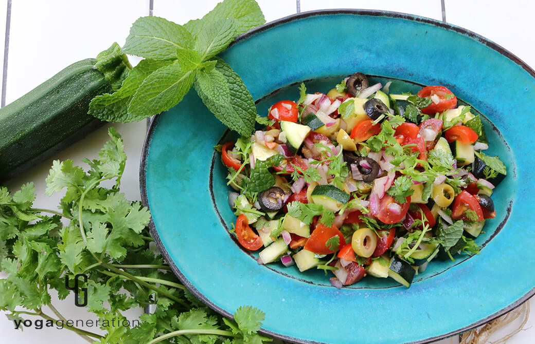 ターコイズのお皿に盛り付けた中東風ズッキーニサラダ