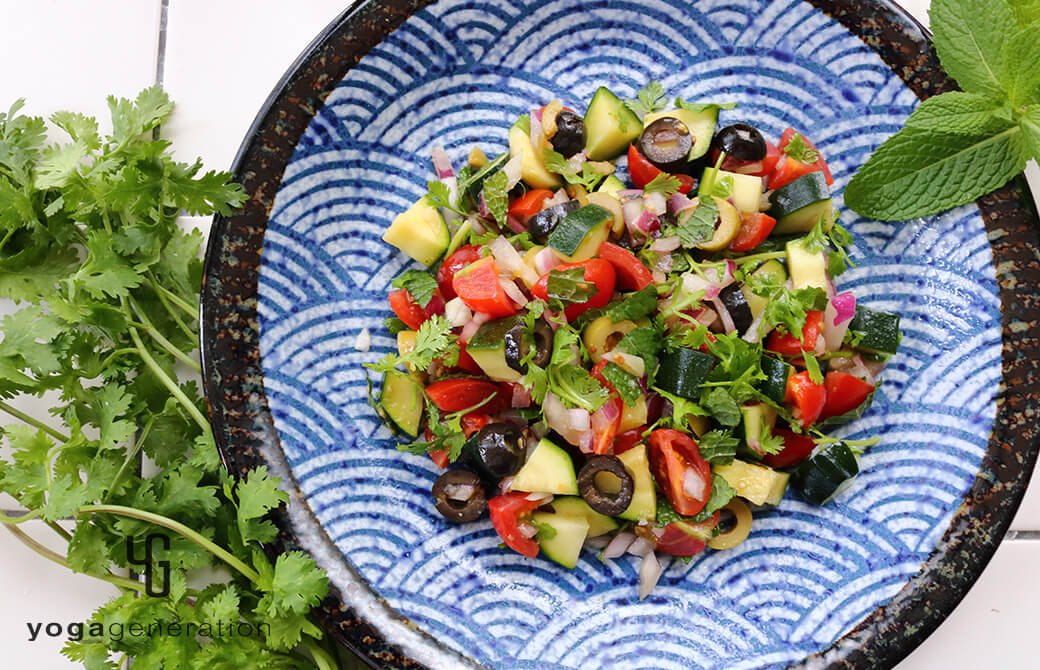 波模様のお皿に盛り付けた中東風ズッキーニサラダ