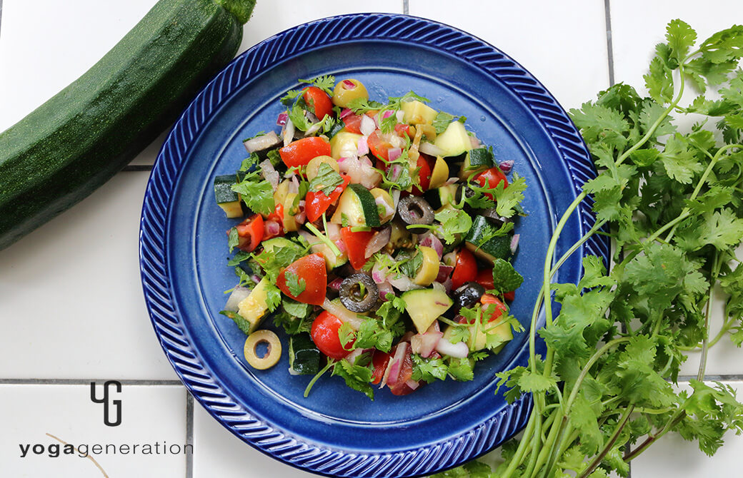 群青色のお皿に盛り付けた中東風ズッキーニサラダ