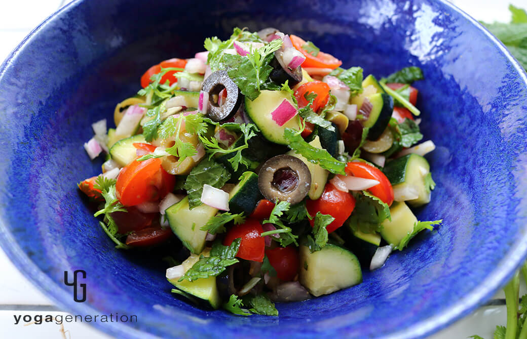 深めの群青色のお皿に盛り付けた中東風ズッキーニサラダ