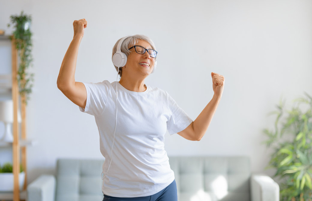 音楽を聴いて踊るシニア女性