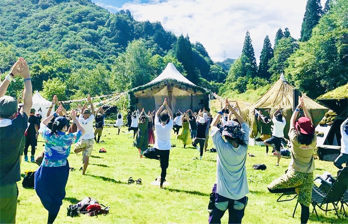 2021年のフジロックフェスティバルでのヨガの様子