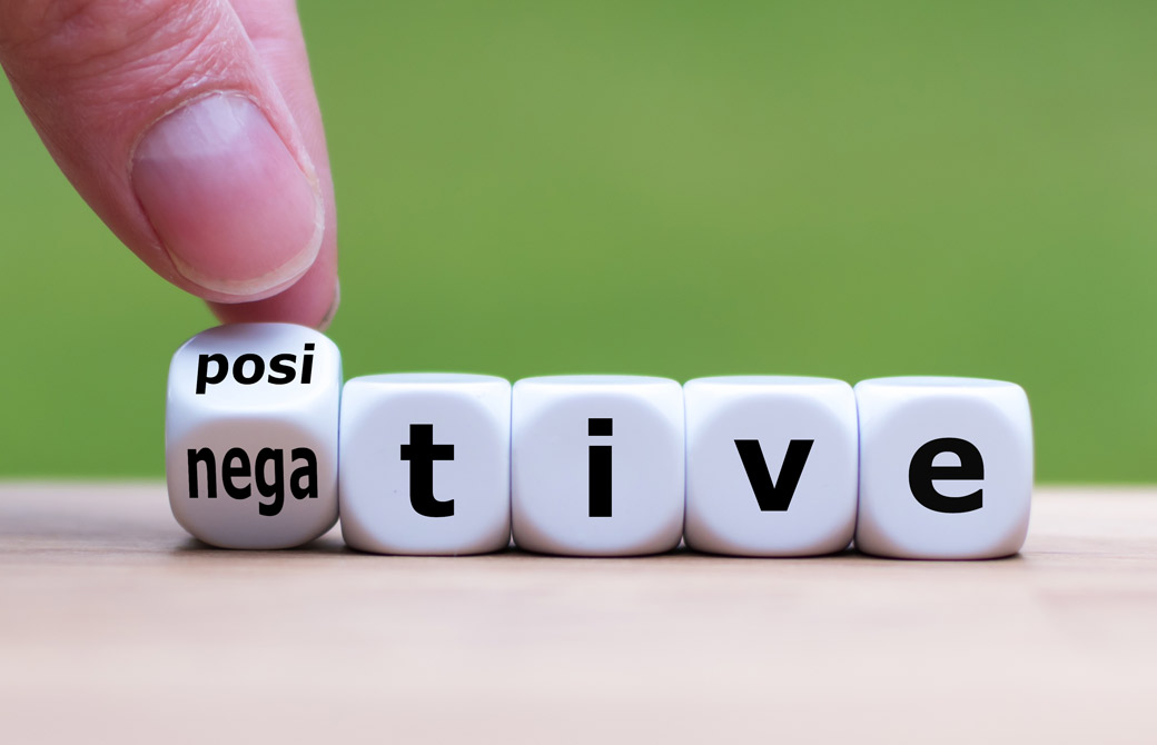 tiveの文字と、posi, negaをひっくり返そうとしている指 