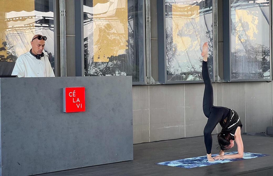 由香利先生によるアーサナフローのパフォーマンスタイム