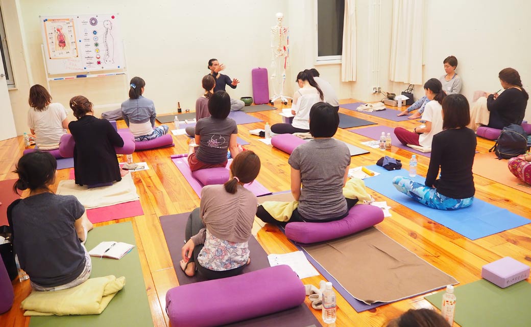 グルジのハタヨガの講座風景