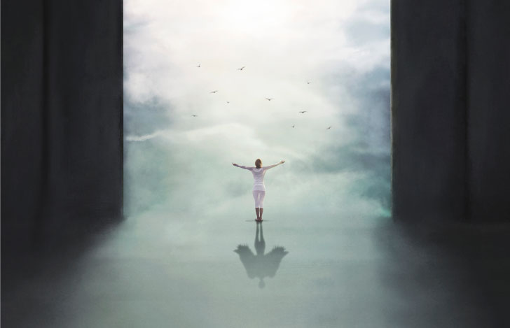 大きな扉から両手を広げて歩いて外に出ようとする女性の背中