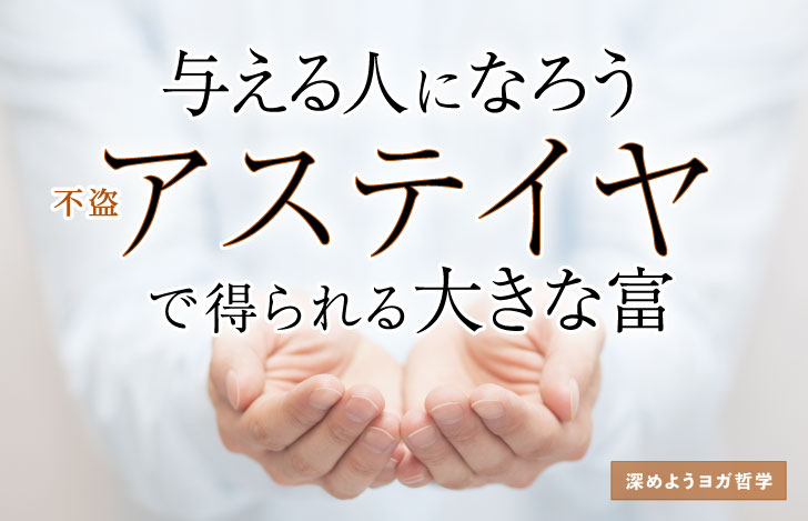 両手を差し出す人の手元