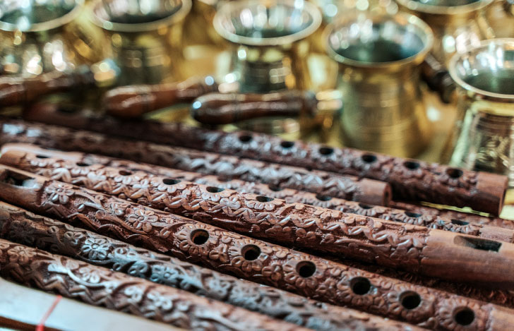 美しい彫刻が施された数本のバンスリ