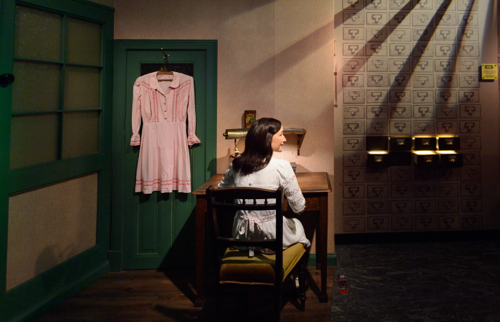 アンネフランクが日記を書いているところを切り取った蝋人形