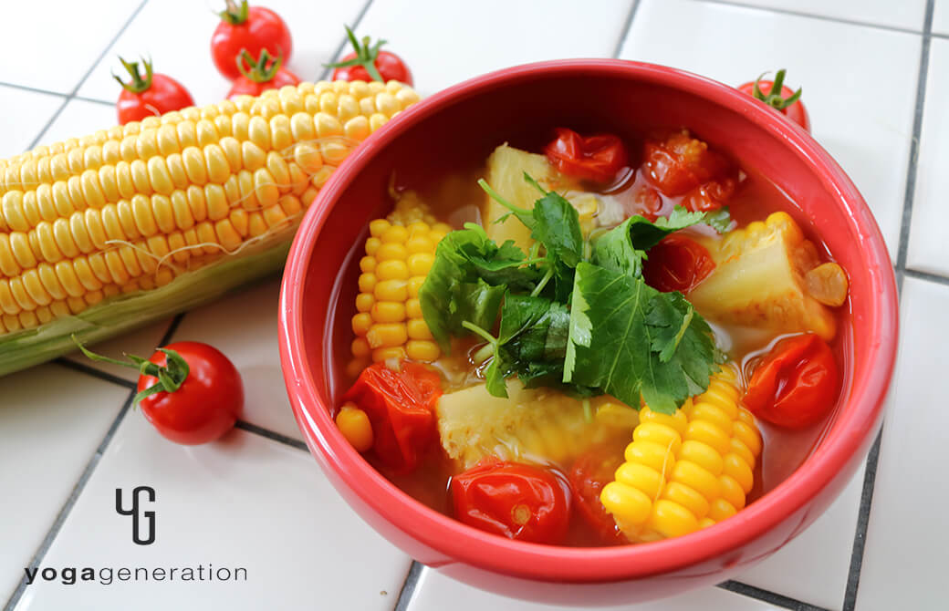 赤いの器に盛り付けたトウモロコシとトマトのアジアン酸っぱ辛スープ