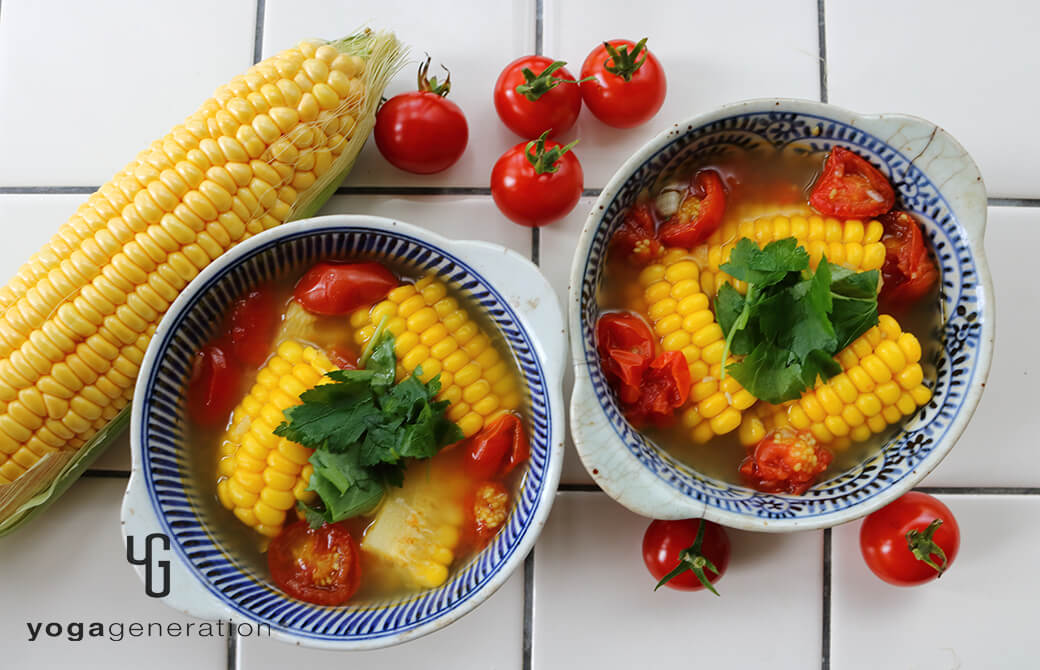 白と紺の器に盛り付けたトウモロコシとトマトのアジアン酸っぱ辛スープ