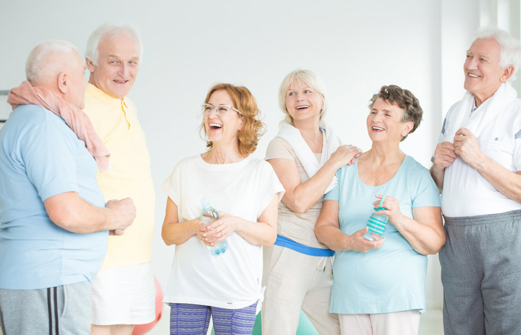 シニア男女ヨガの後