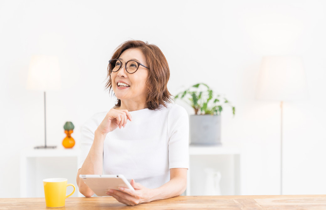 タブレット持つシニア女性