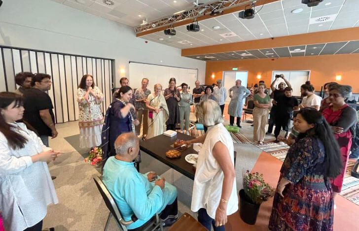 グルジの誕生日を祝う生徒たち