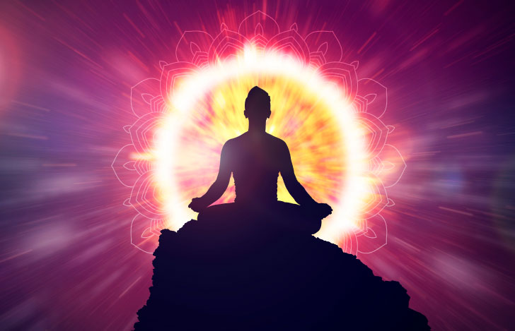 丘の上で瞑想する人のシルエット