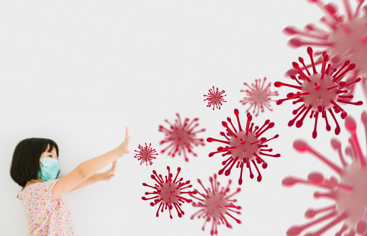 ウイルスを両手で避けようとしているマスク姿の少女