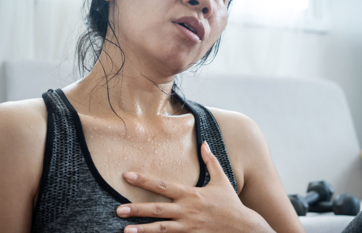 汗をかきすぎて不快そうな女性の首元