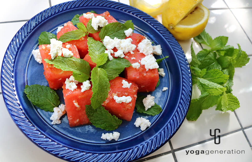 群青のお皿に盛り付けたスイカとミントの梅クミンサラダ