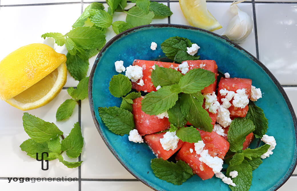 ターコイズのお皿に盛り付けたスイカとミントの梅クミンサラダ