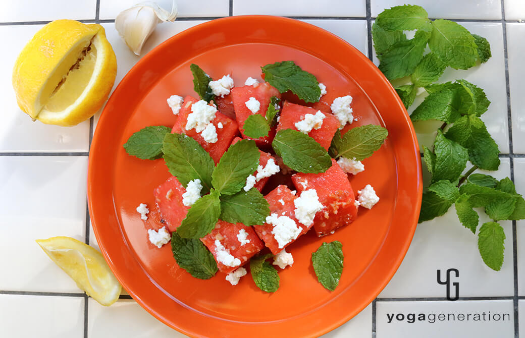 オレンジのお皿に盛り付けたスイカとミントの梅クミンサラダ