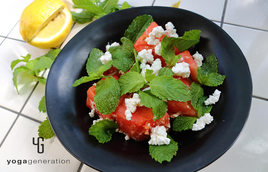 黒いお皿に盛り付けたスイカとミントの梅クミンサラダ