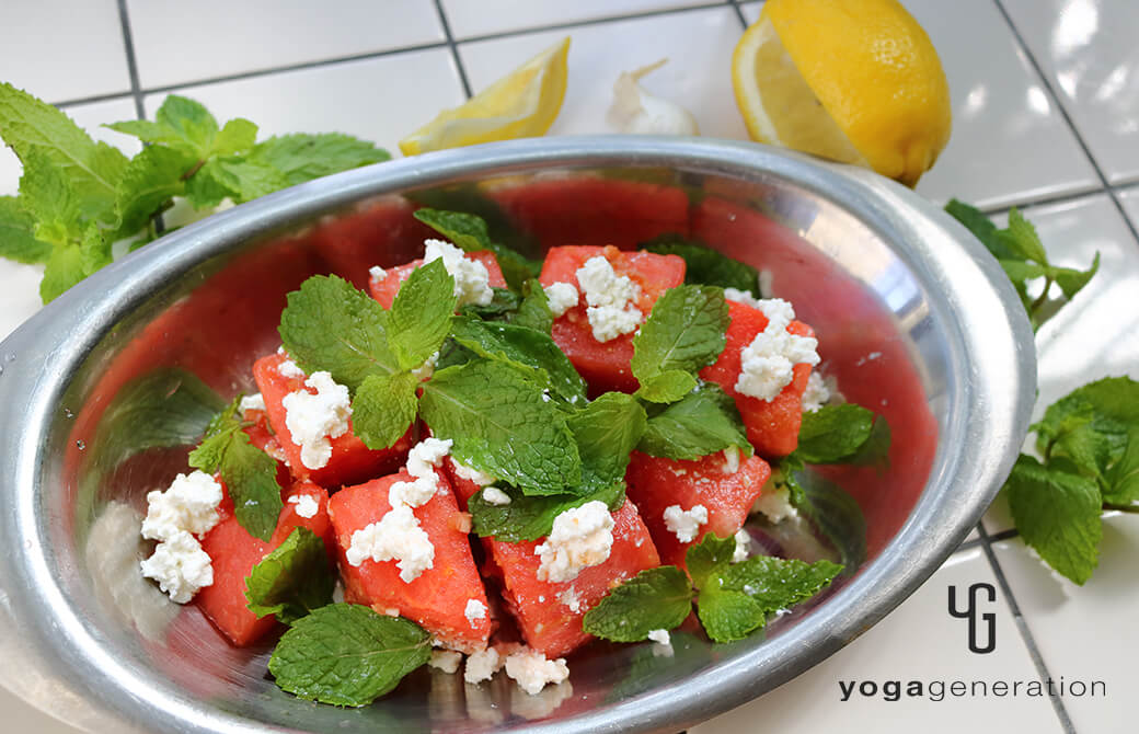 シルバーのお皿に盛り付けたスイカとミントの梅クミンサラダ