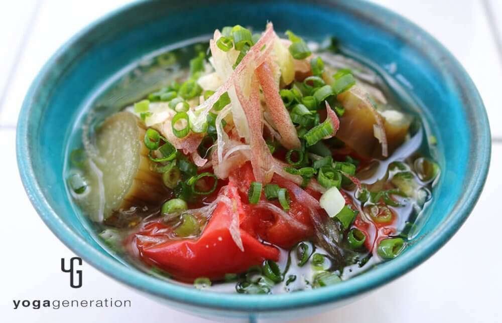 香味野菜たっぷり！ナスとトマトの梅干し味噌汁