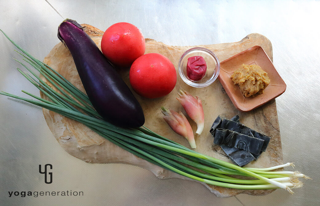 材料のナスやトマト、ミョウガなど