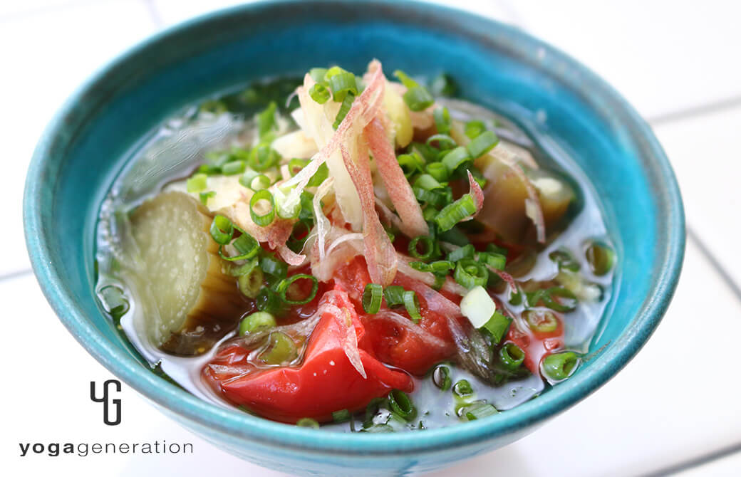 ターコイズの器に盛り付けたナスとトマトの梅干し味噌汁